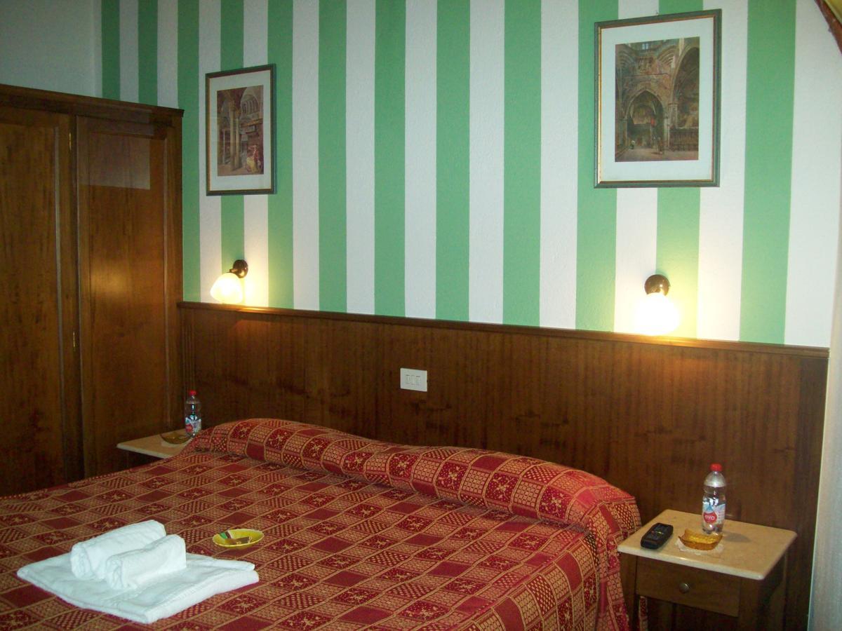 Hotel Excalibur Revello Exterior foto